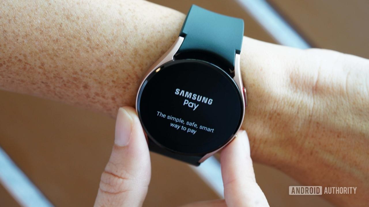 Un Galaxy Watch 4 muestra Samsung Pay, una de las opciones de pago digital del dispositivo.