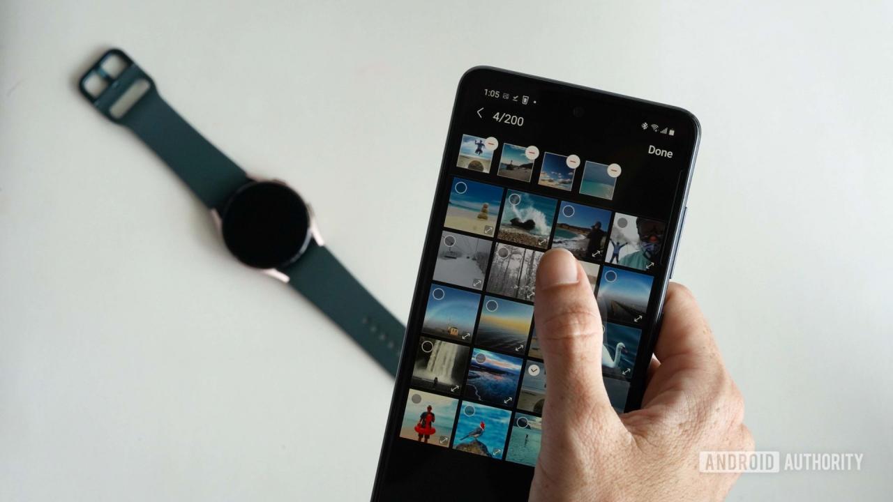 El usuario de Galaxy A51 envía fotos a un Galaxy Watch en la aplicación Galaxy Wearables.