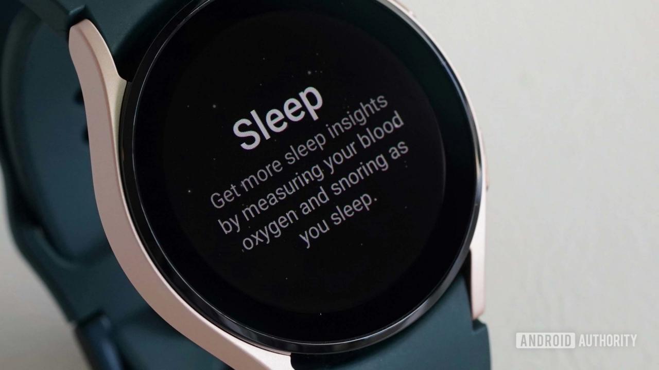 Galaxy Watch 4 descansa sobre una superficie de cuero blanco que muestra información sobre las capacidades de seguimiento del sueño del dispositivo.