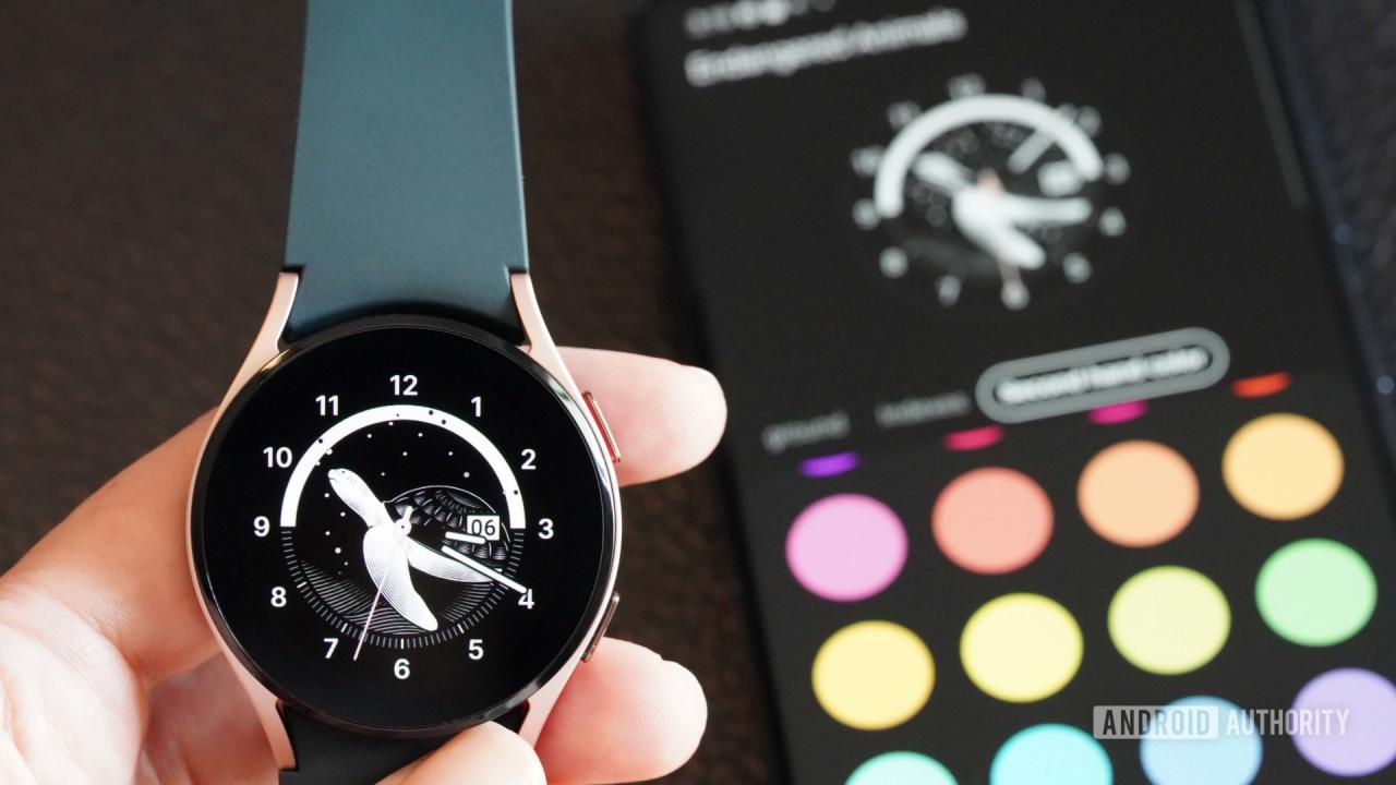 El usuario establece colores personalizados para la esfera del reloj Galaxy Watch 4 con animales en peligro de extinción.