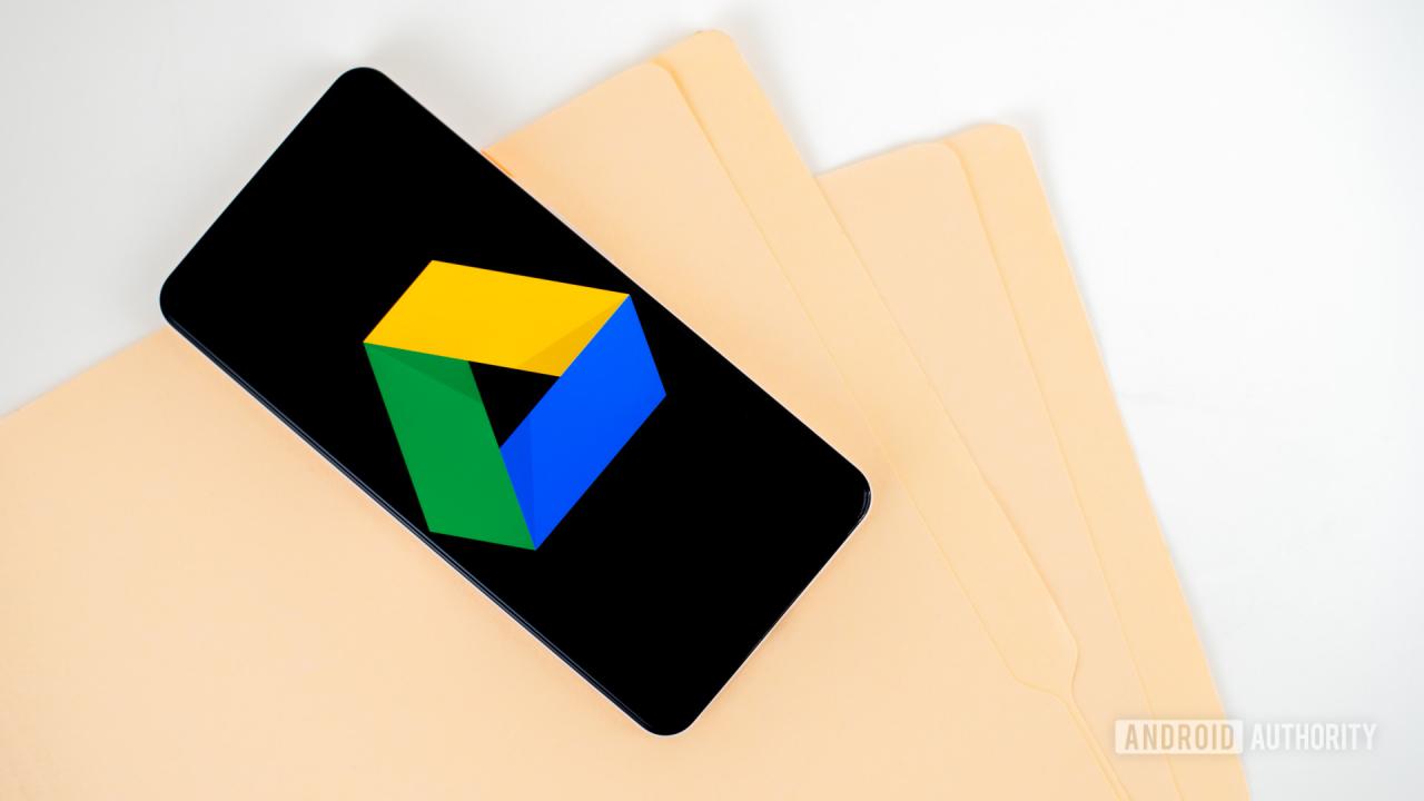 Logotipo de Google Drive en el teléfono inteligente foto de stock 1 - mensajes de texto de respaldo