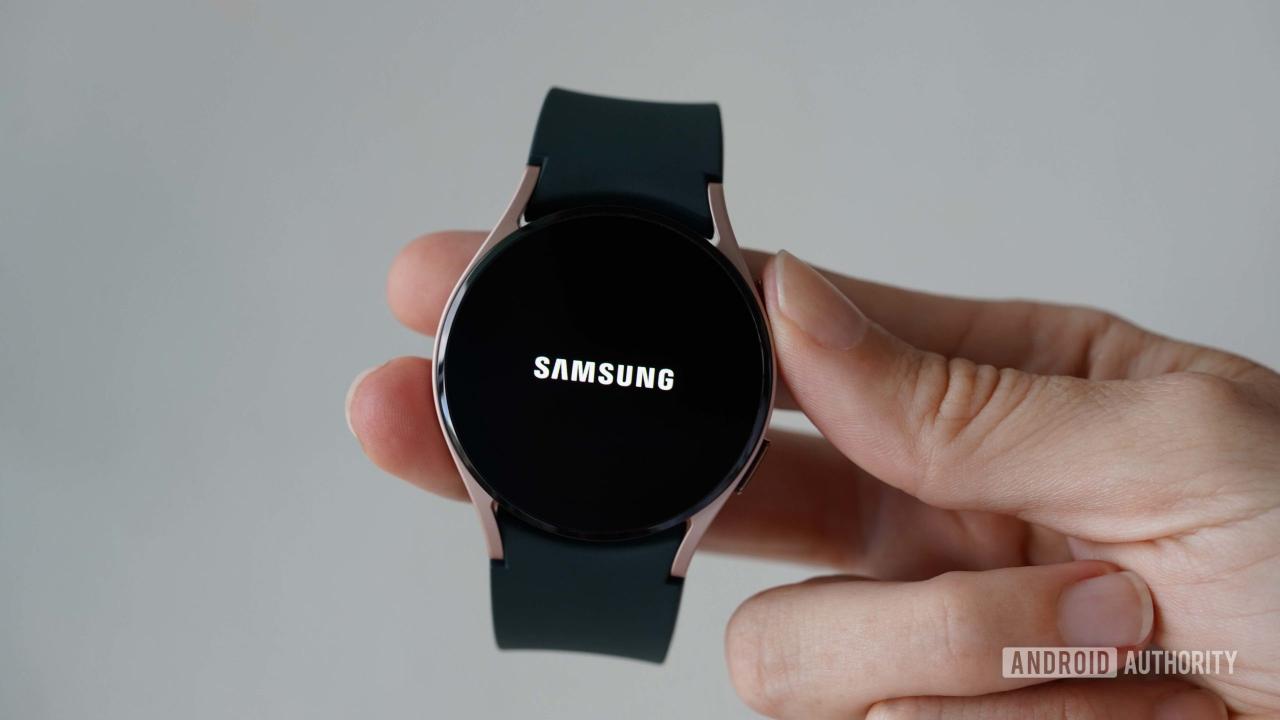El usuario enciende el Samsung Galaxy Watch 4 manteniendo presionado el botón superior.