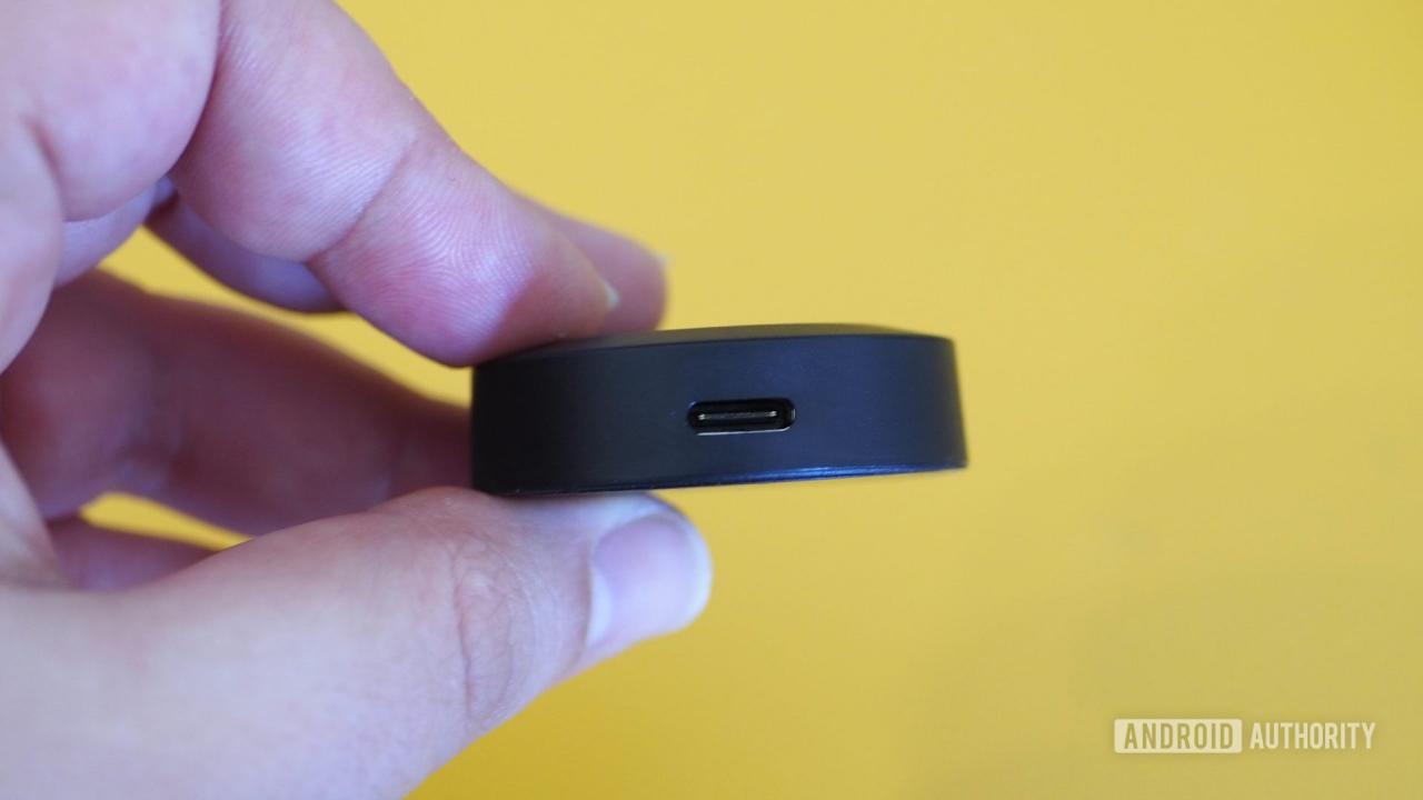 Adaptador de cargador Elebase Samsung Galaxy Watch, enfoque en el puerto USB-C