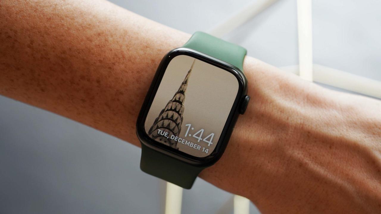 Un Apple Watch Series 7 en la muñeca de un usuario muestra una imagen del edificio Chrysler en la carátula del reloj Photo.