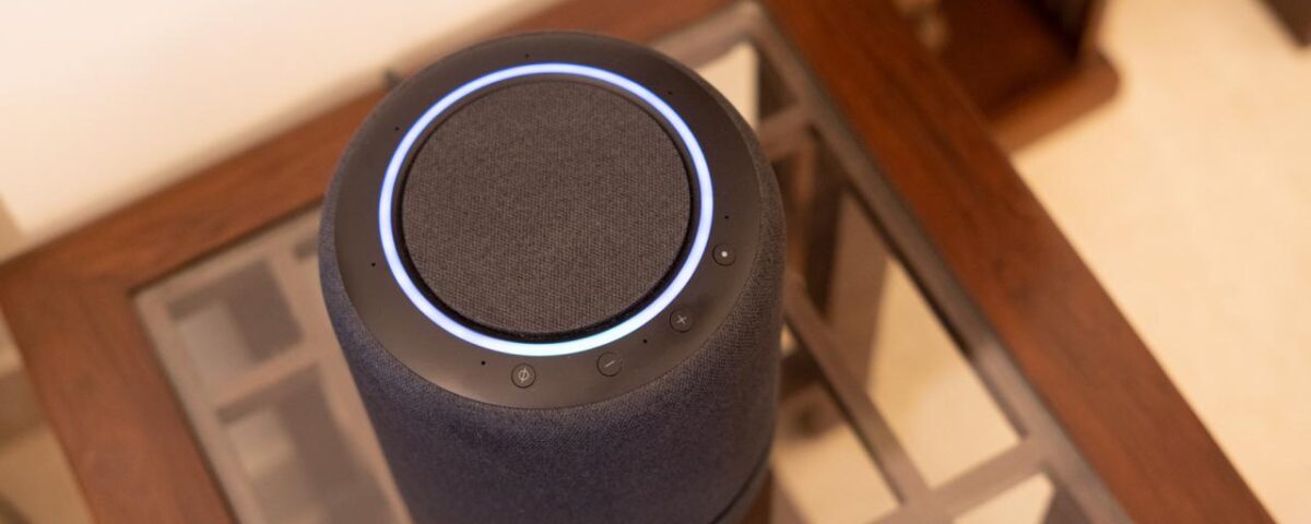 Echo Studio con anillo de color azul y botones de control