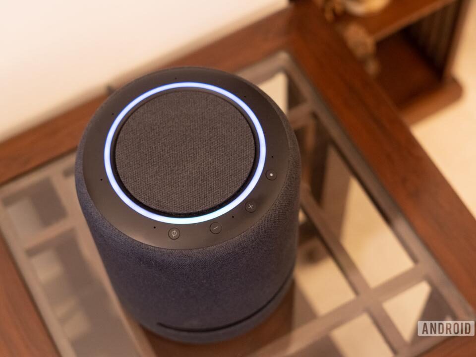 Echo Studio con anillo de color azul y botones de control