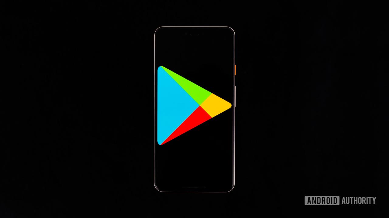 El logotipo de Google Play Store en la foto de stock del teléfono inteligente.
