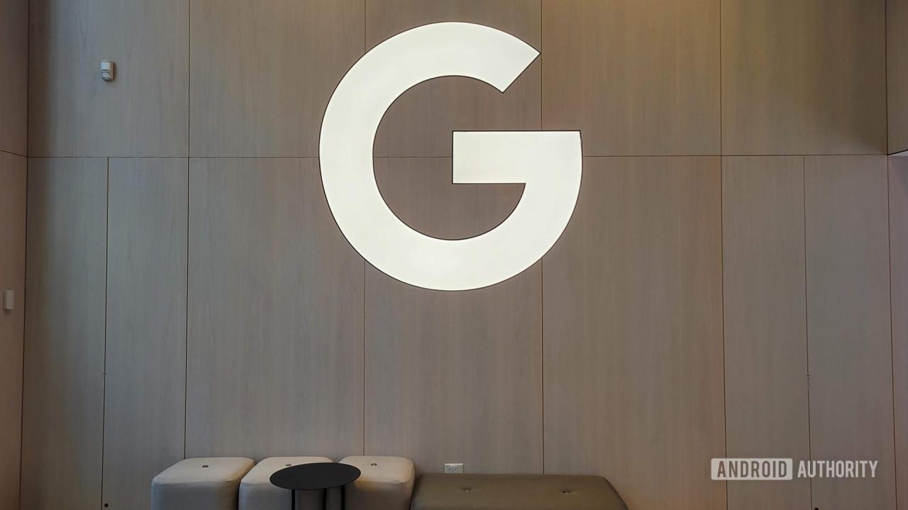 Imagen del recorrido de apertura de Google Store NYC que muestra el logotipo de Google.