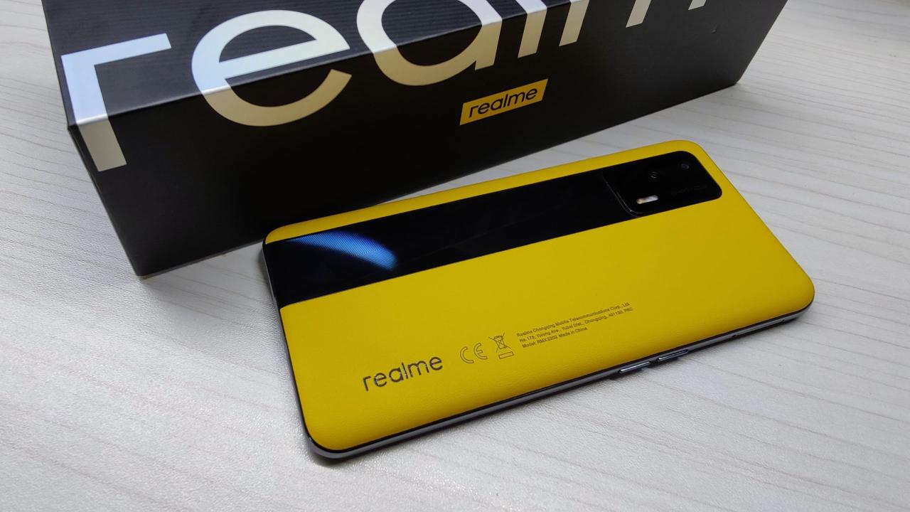 Realme GT Europe en amarillo junto al empaque, mostrando la parte trasera del teléfono.  - Actualización de Android 12 más rápida