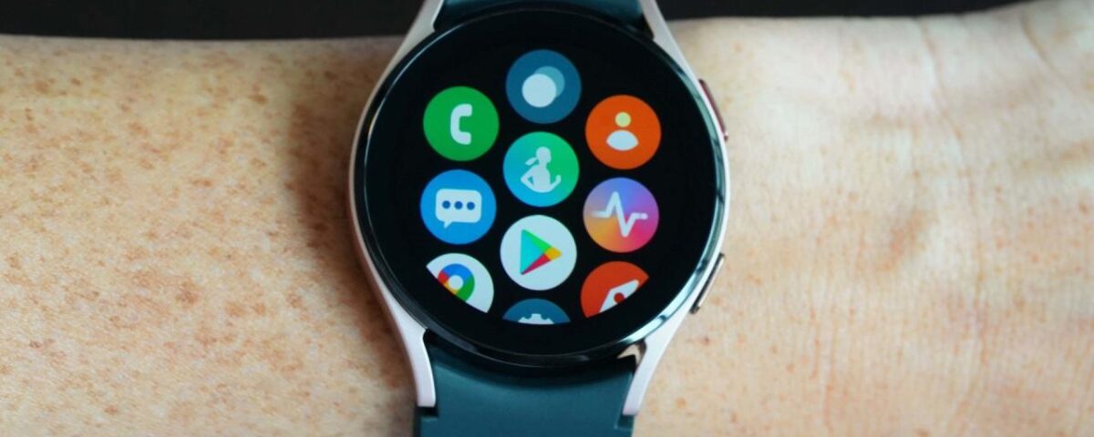 Samsung Galaxy Watch 4 muestra la pantalla de la aplicación sobre un fondo negro.