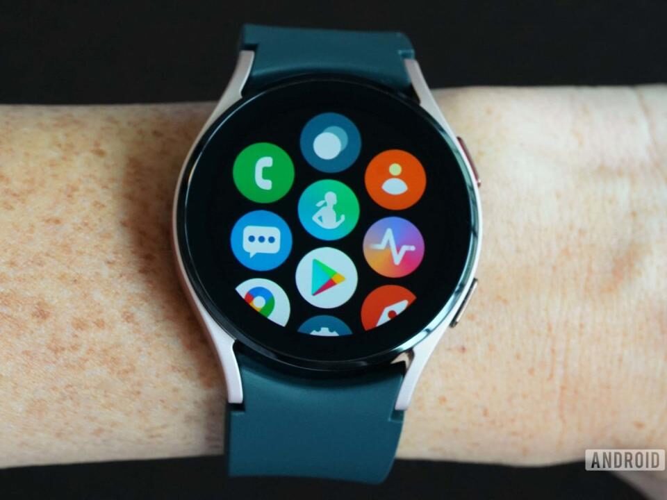 Samsung Galaxy Watch 4 muestra la pantalla de la aplicación sobre un fondo negro.