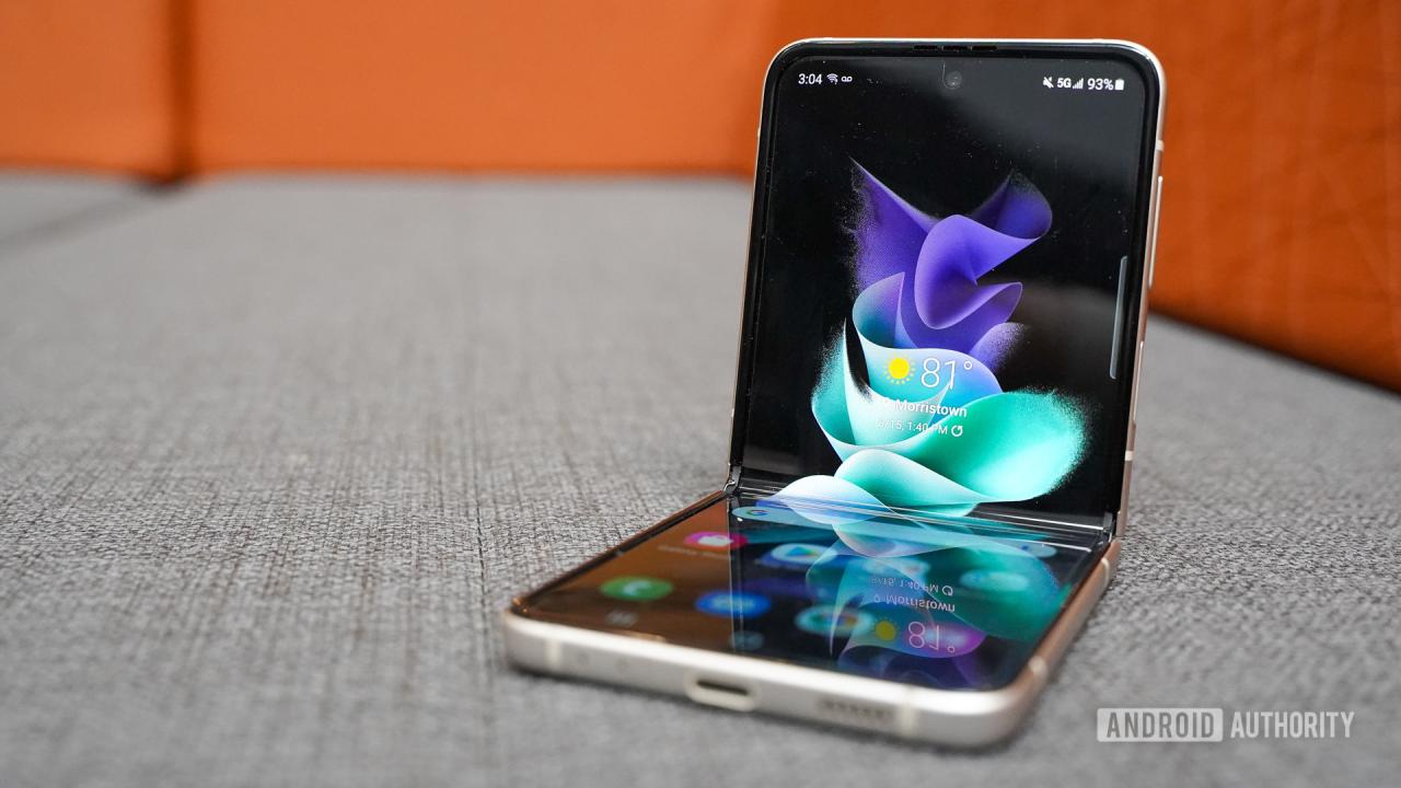 Samsung Galaxy Z Flip 3 desplegado con pantalla de inicio