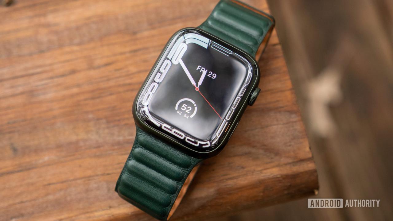 Una imagen del Apple Watch Series 7 que muestra la esfera del reloj Contour sobre una mesa