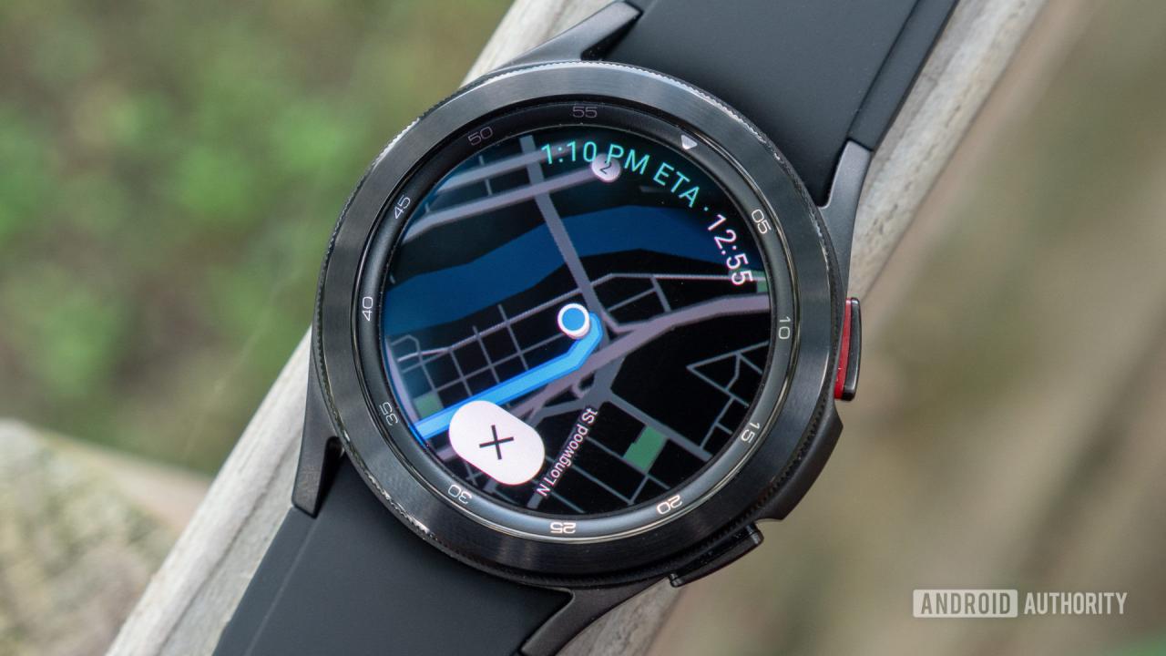 Un Samsung Galaxy Watch 4 muestra la aplicación Google Maps.