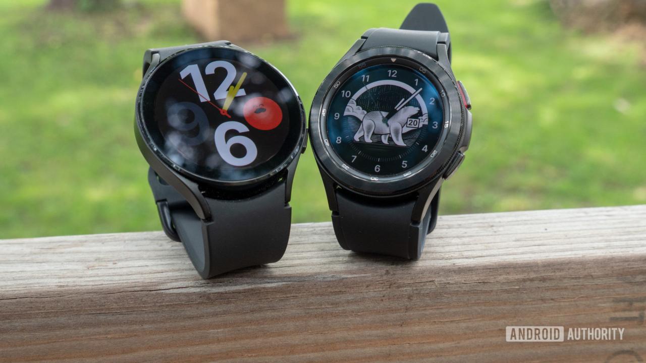 El Samsung Galaxy Watch 4 y el Samsung Galaxy Watch 4 Classic descansan uno al lado del otro en una cerca.