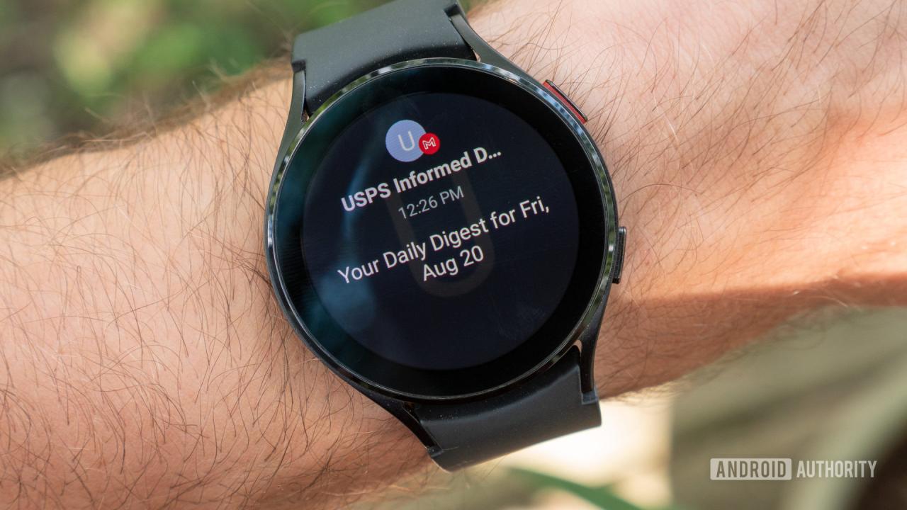 Un Samsung Galaxy Watch 4 en la muñeca de un usuario muestra una notificación de Gmail.