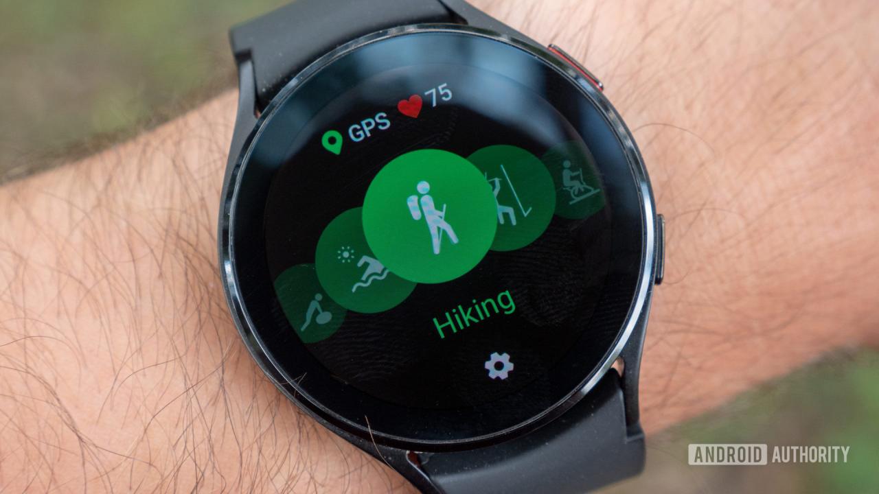 El Samsung Galaxy Watch 4 en una muñeca que muestra el modo de entrenamiento de caminata con GPS e íconos de frecuencia cardíaca.