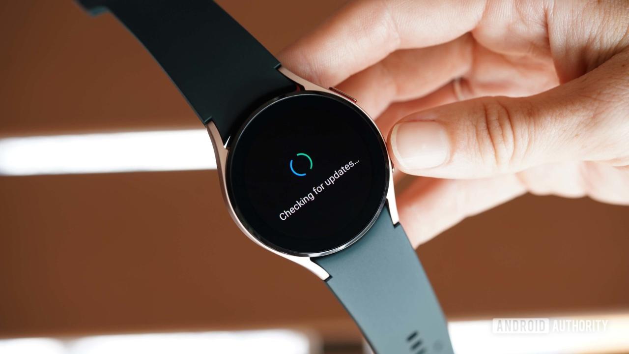 Un usuario de Galaxy Watch 4 busca actualizaciones de software en la configuración del reloj.