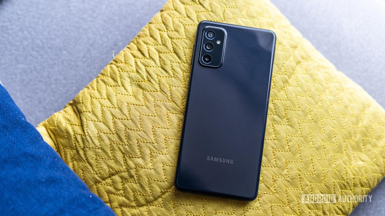 Revisión del Samsung Galaxy M52 que muestra la parte posterior del teléfono