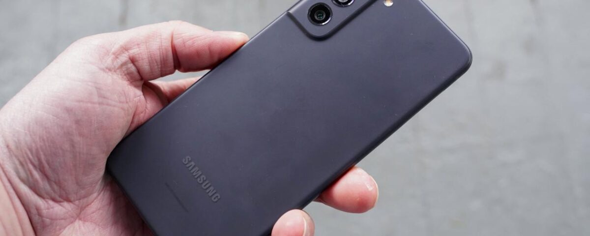 Samsung Galaxy S21 FE en mano perfil trasero
