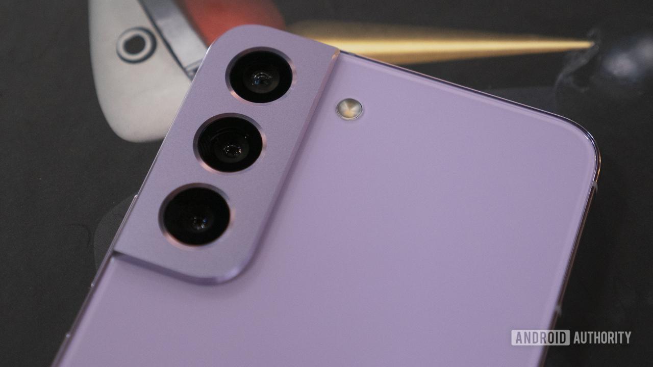 Samsung Galaxy S22 Bora Purple Primer plano en el módulo de la cámara