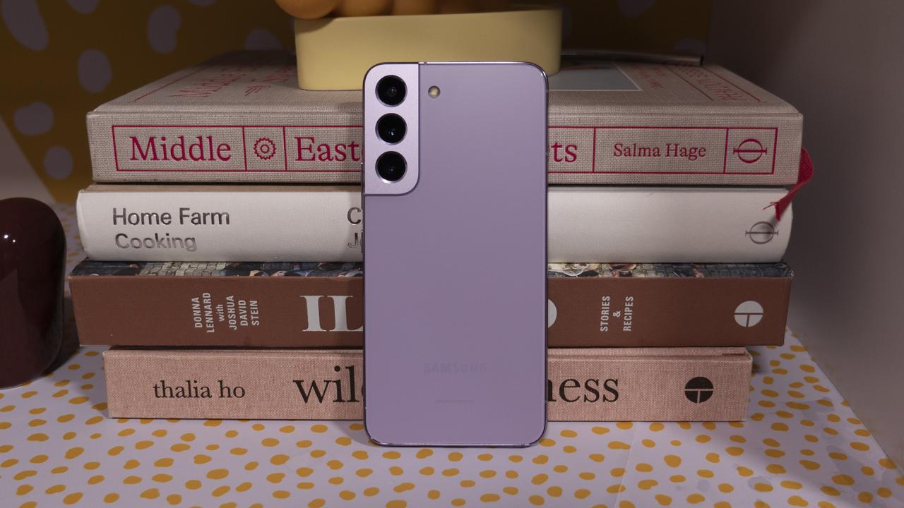 Samsung Galaxy S22 Bora púrpura apoyado contra libros