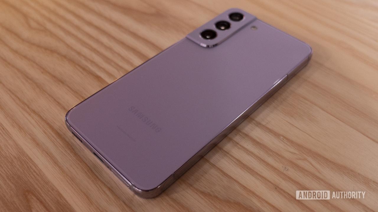 Samsung Galaxy S22 Bora Purple en el lateral otra vez