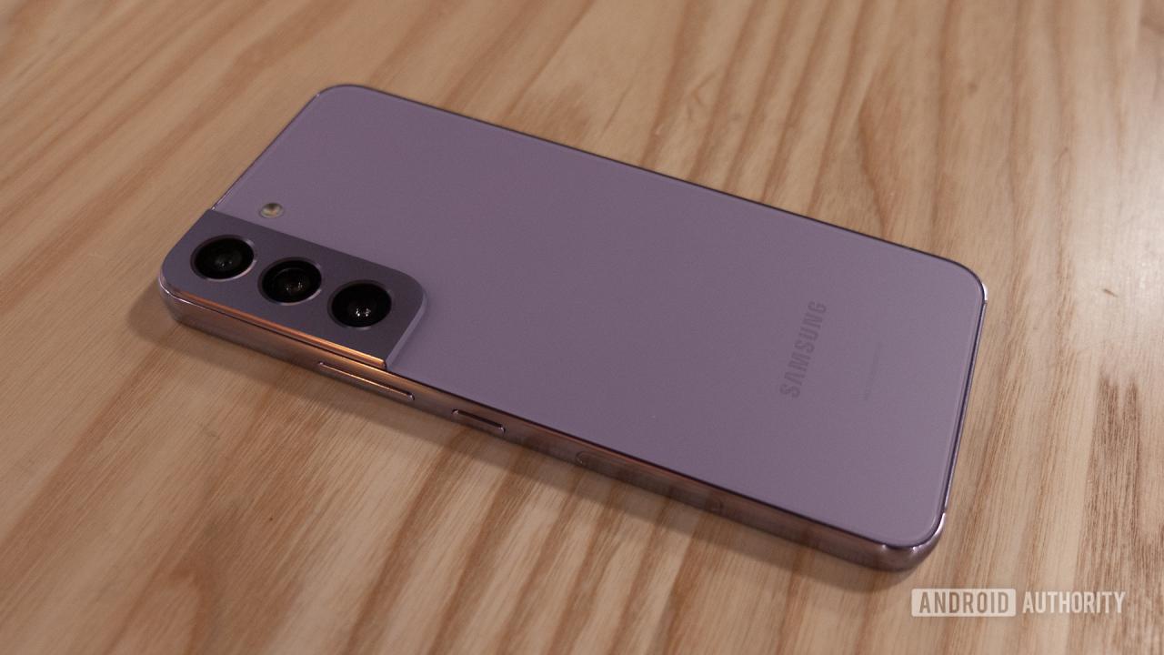 Samsung Galaxy S22 Bora Púrpura en el costado