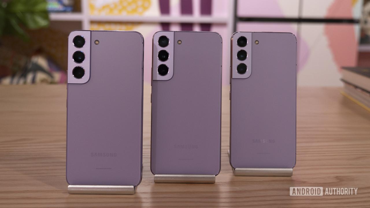Samsung Galaxy S22 Bora Purple Tres teléfonos uno al lado del otro