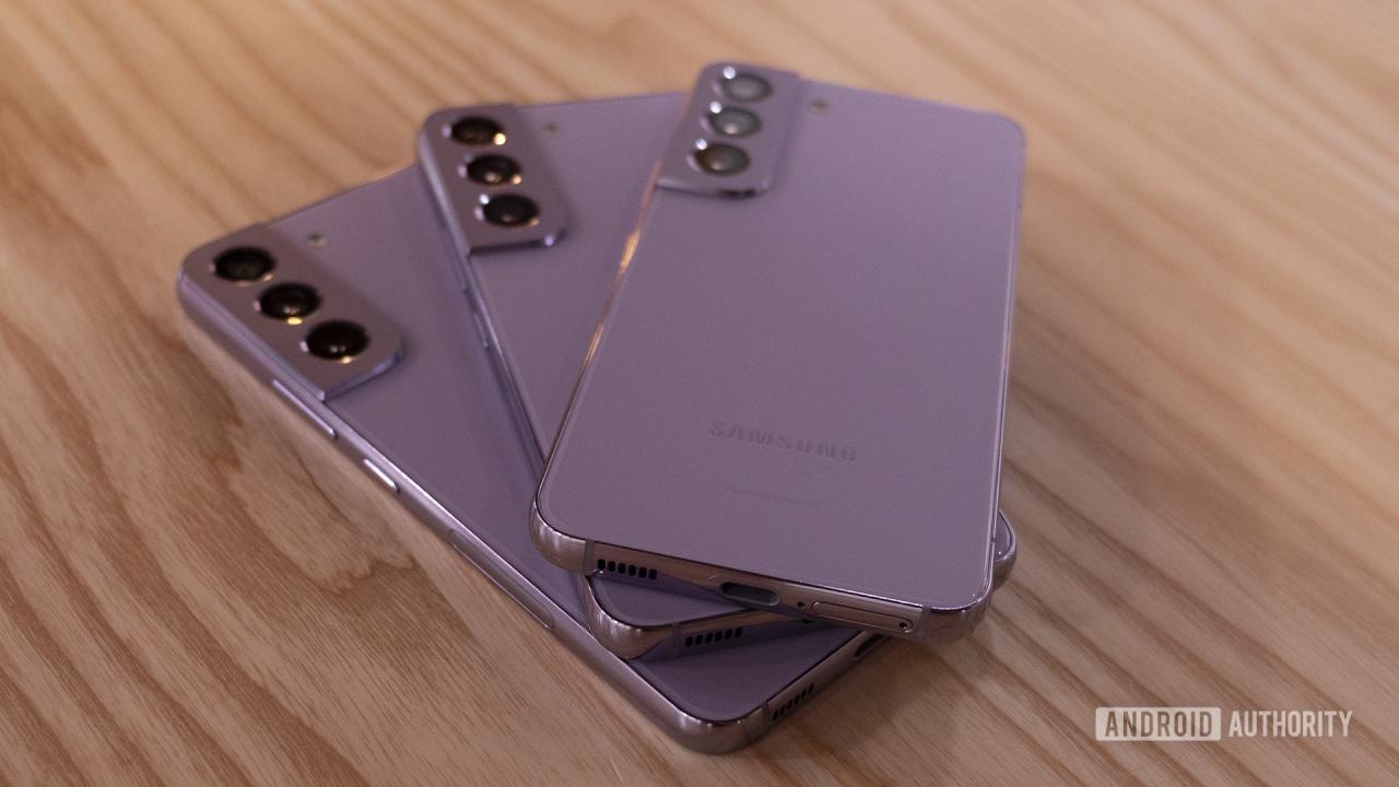 Samsung Galaxy S22 Bora Purple Tres teléfonos apilados mostrando rieles