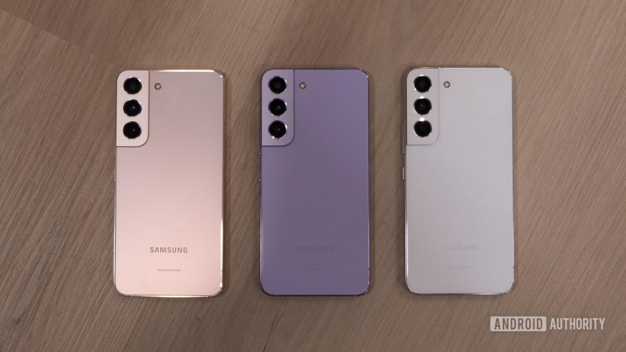 Samsung Galaxy S22 Bora Purple vs Phantom White cs Pink Gold en piso de madera