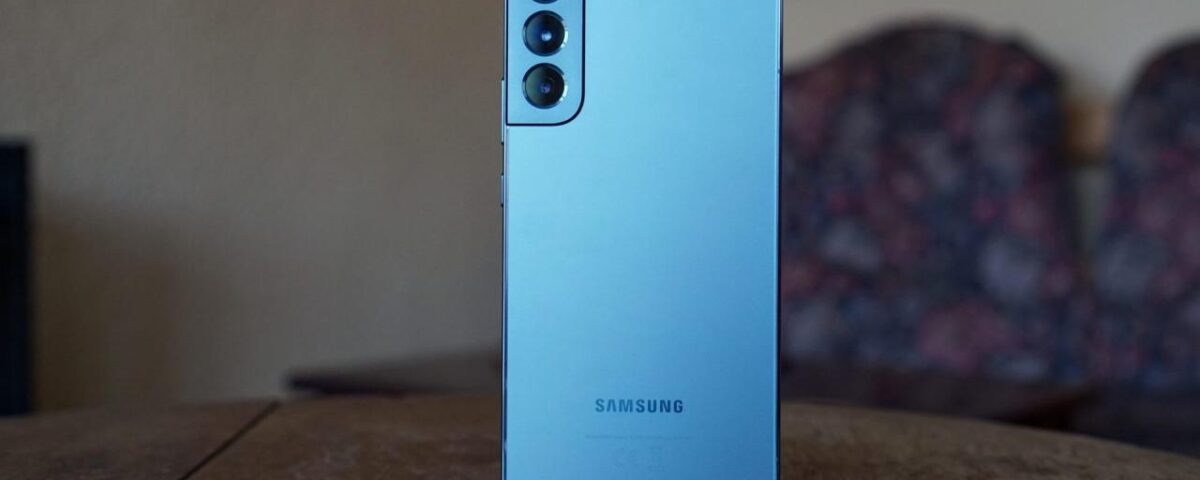 Samsung Galaxy S22 Plus trasero de pie
