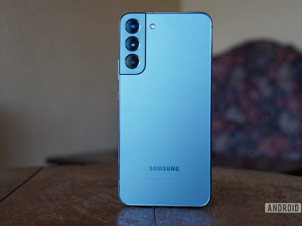 Samsung Galaxy S22 Plus trasero de pie