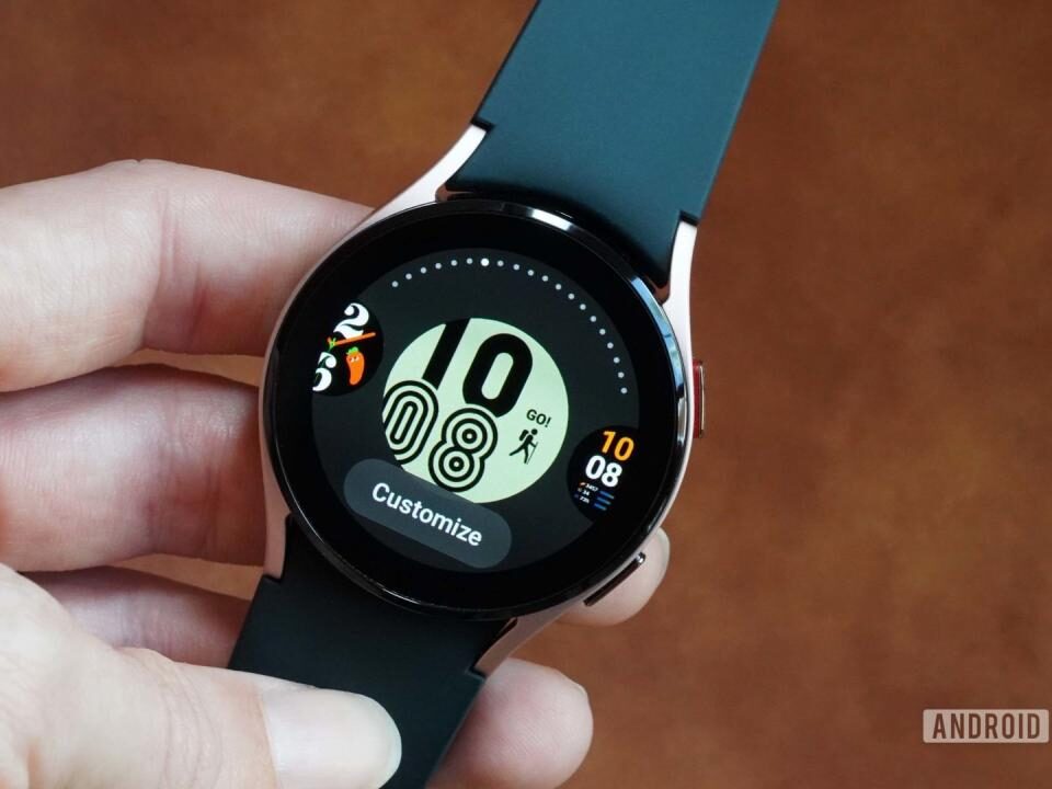 Un usuario cambia la esfera del reloj en su Samsung Galaxy Watch 4.