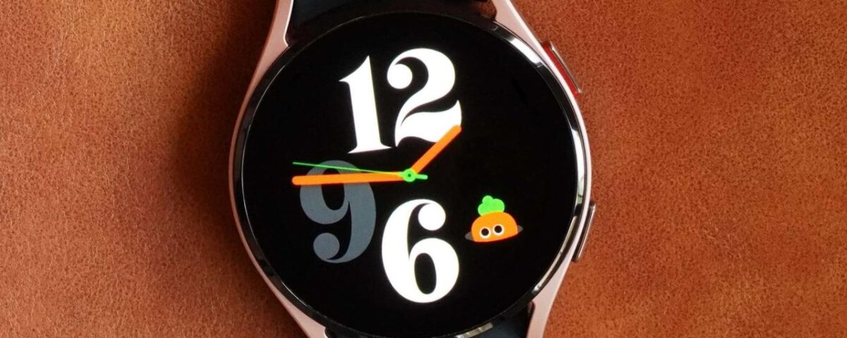 Un Samsung Galaxy Watch 4 sobre una superficie de cuero muestra la esfera del reloj Cute Character.