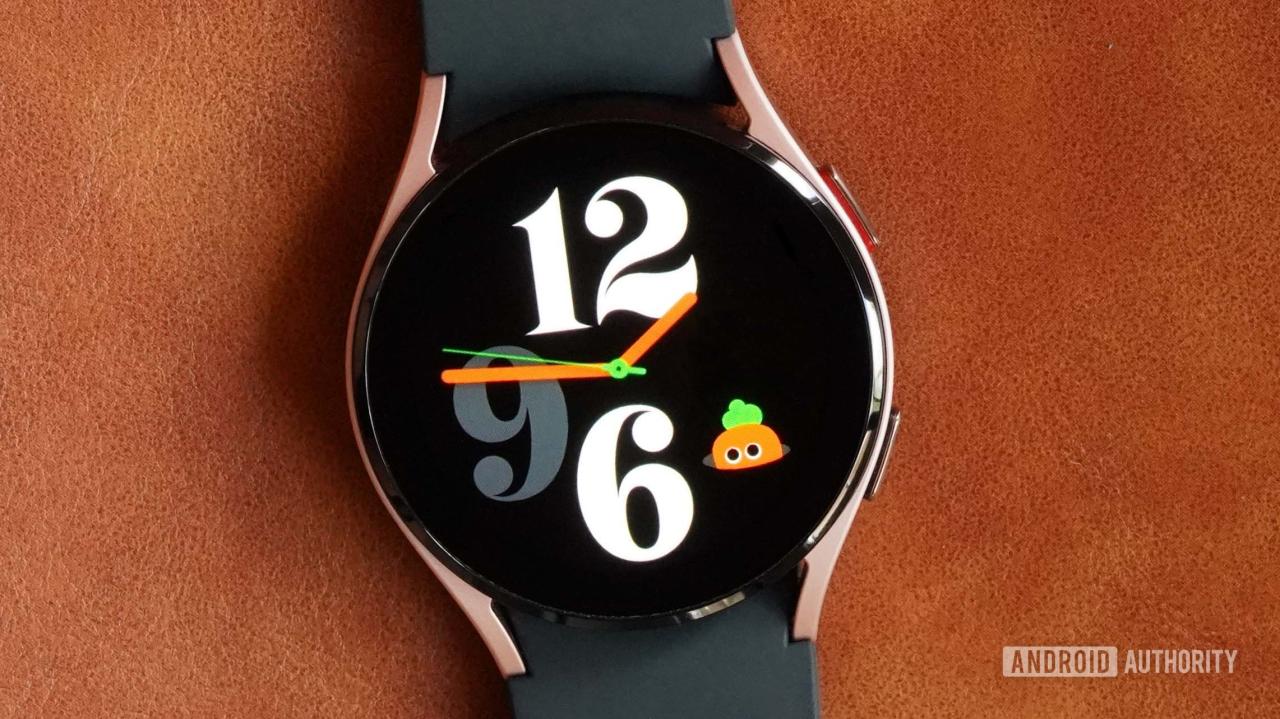 Un Samsung Galaxy Watch 4 sobre una superficie de cuero muestra la esfera del reloj Cute Character.