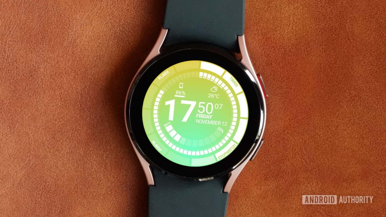 Un Samsung Galaxy Watch 4 descansa sobre una superficie de cuero que muestra la esfera del reloj Venom by Thema.