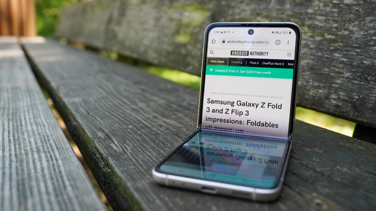 Samsung Galaxy Z Flip 3 semidoblado con AA