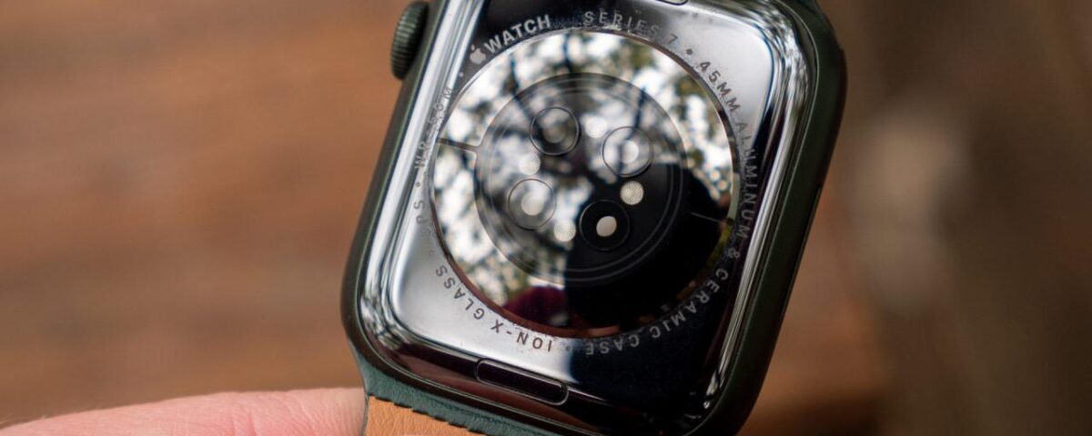 Primer plano del sensor de frecuencia cardiaca del Apple Watch Serie 7