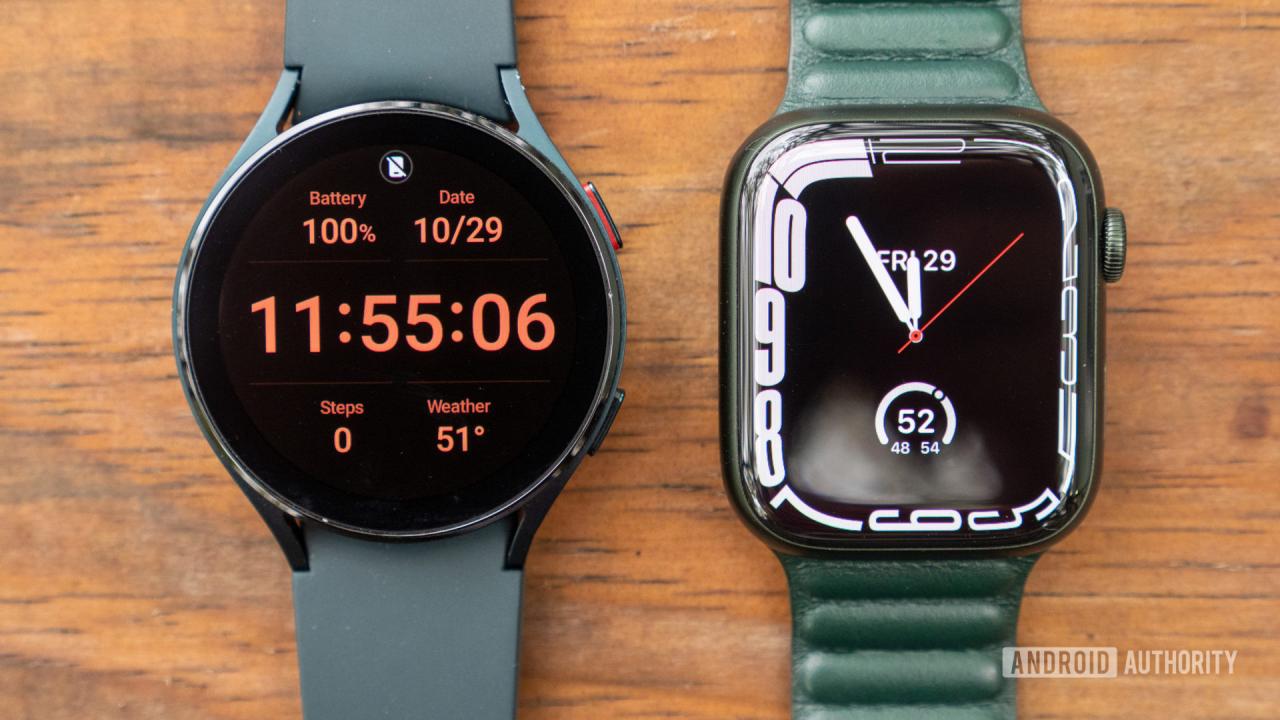 Una imagen del Apple Watch Series 7 frente al Samsung Galaxy Watch 4