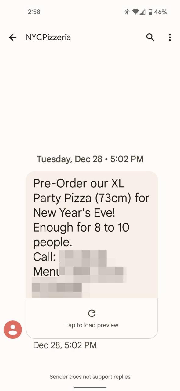 Mensajes de Google mostrando un chat de una pizzería en letra grande.