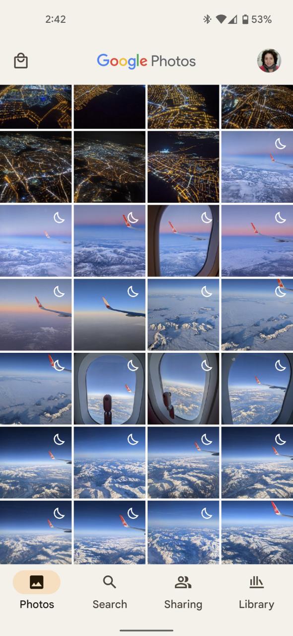 Cuadrícula de Google Photos con miniaturas pequeñas de fotos tomadas desde un avión