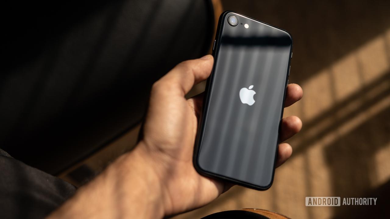 Revisión del iPhone SE 2022 segunda opinión que muestra la parte posterior del teléfono en la mano