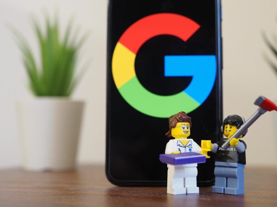 Google Pixel 5 sobre una mesa que muestra el logotipo de Google con dos figuras de Lego delante