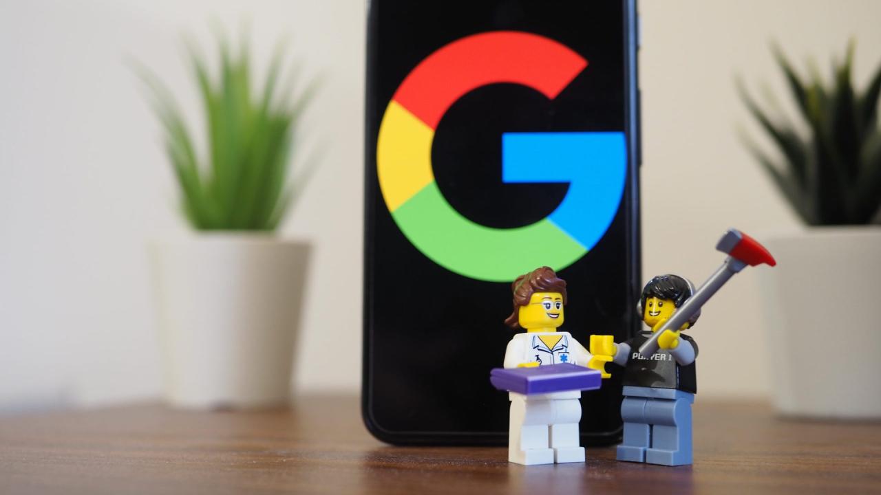 Google Pixel 5 sobre una mesa que muestra el logotipo de Google con dos figuras de Lego delante