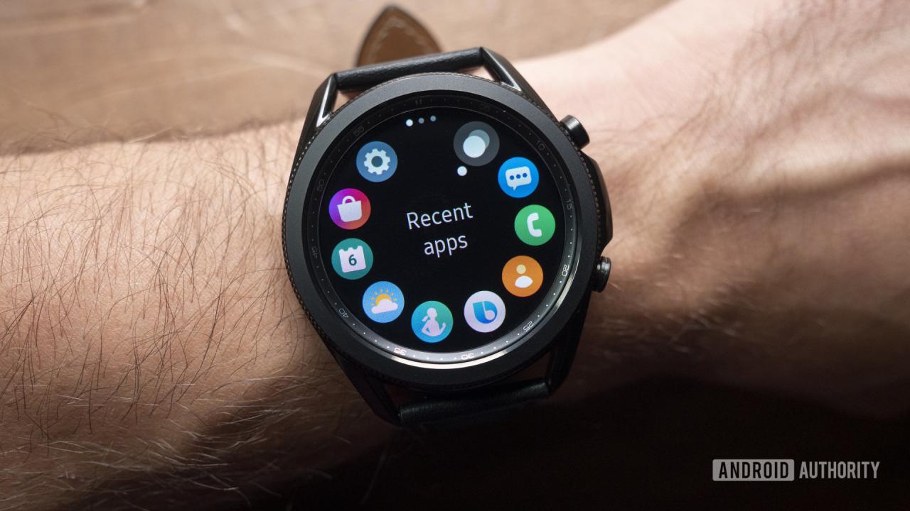 Un Samsung Galaxy Watch 3 en la muñeca de un usuario muestra las aplicaciones del dispositivo.