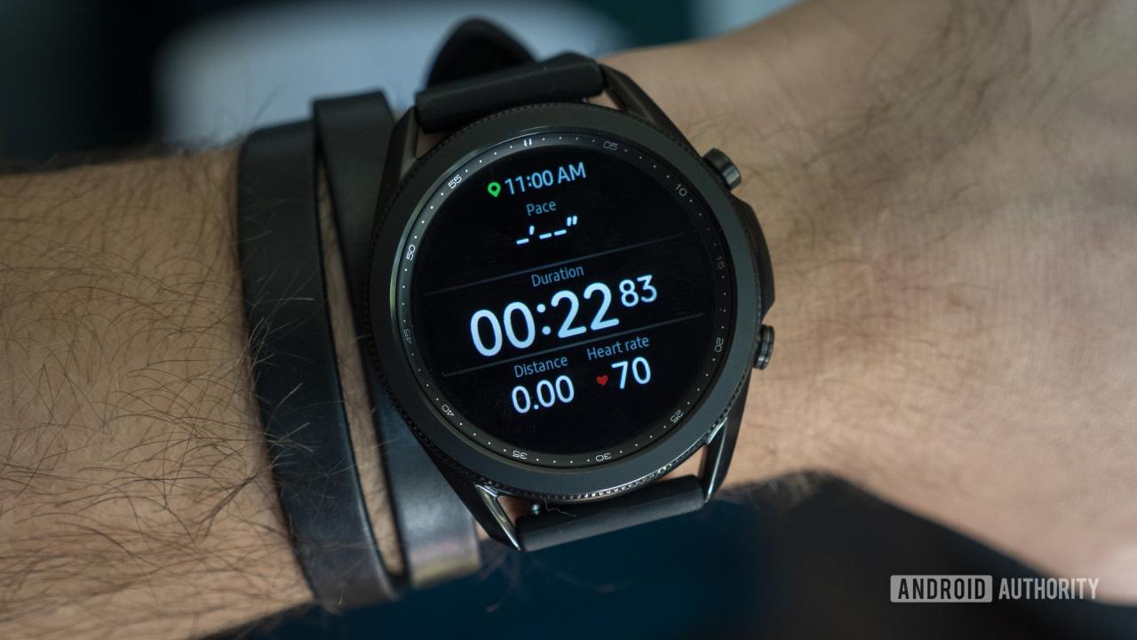 Un usuario revisa su entrenamiento de carrera en su Samsung Galaxy Watch 3