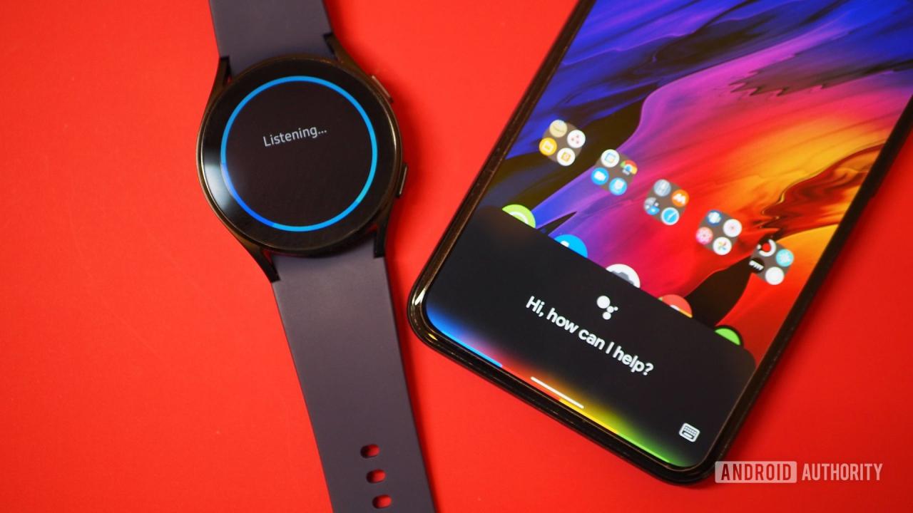 Samsung Galaxy Watch 4 con Bixby, junto a Google Pixel 5 con Assistant.  Fondo rojo.