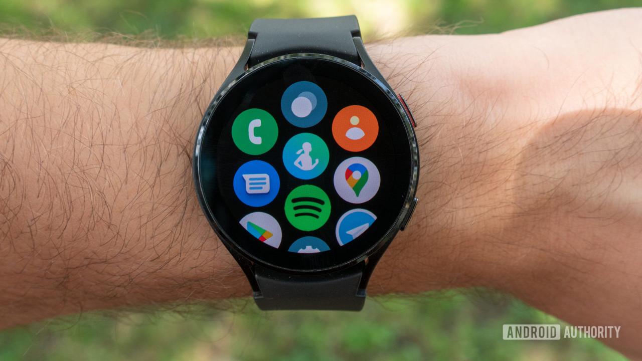 El Samsung Galaxy Watch 4 en la muñeca de un hombre mostrando la página de todas las aplicaciones.