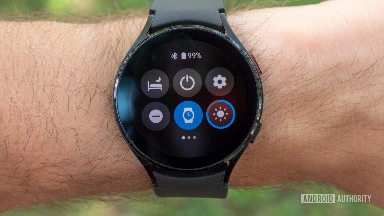 El Samsung Galaxy Watch 4 que muestra la configuración rápida de Wear OS 3.